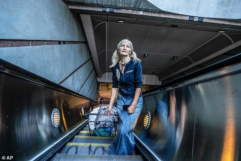 Vận may mỉm cười với người phụ nữ vô gia cư sở hữu giọng hát mê hoặc - 3 Vận may mỉm cười với người phụ nữ vô gia cư sở hữu giọng hát mê hoặc - 3