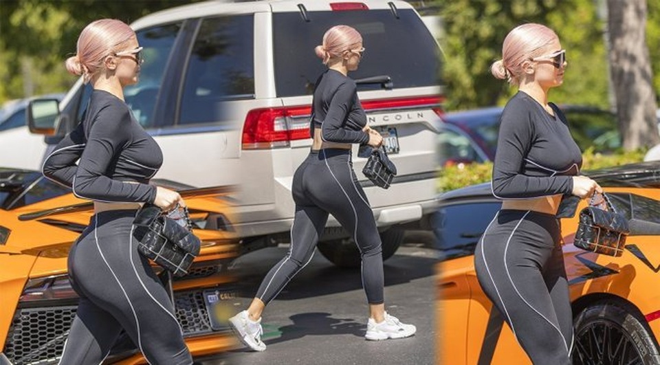 Khoe ảnh áo tắm, Kylie Jenner bị fans chỉ trích - 7 Khoe ảnh áo tắm, Kylie Jenner bị fans chỉ trích - 7