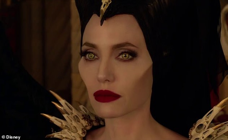 Angelina Jolie tươi tắn bên đồng nghiệp trẻ - 8 Angelina Jolie tươi tắn bên đồng nghiệp trẻ - 8