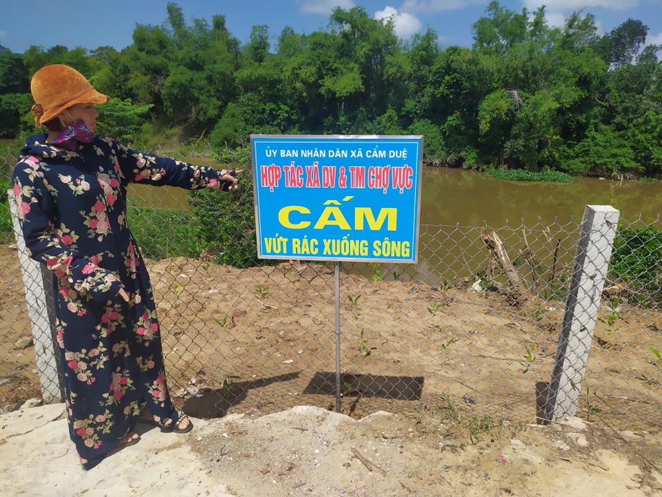 HTX chợ dọn sạch rác trên sông sau khi báo Dân trí phản ánh - 7 HTX chợ dọn sạch rác trên sông sau khi báo Dân trí phản ánh - 7