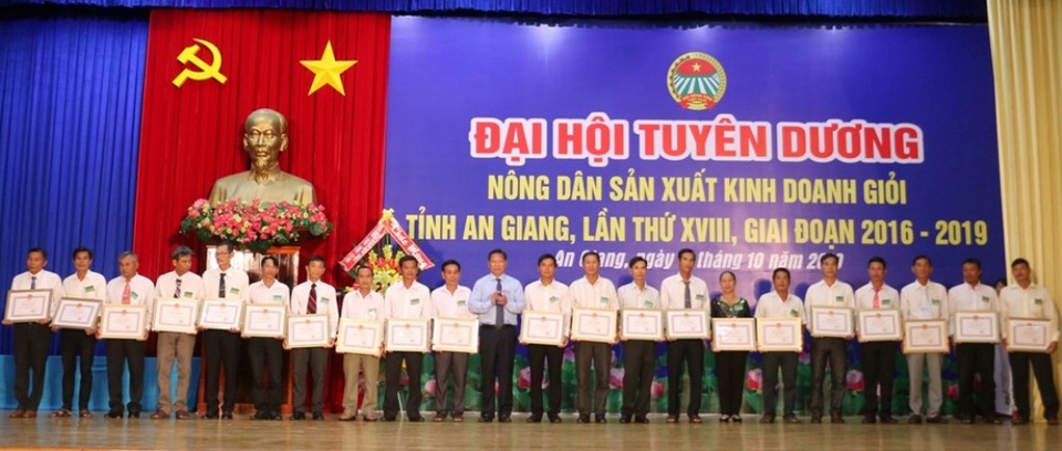 Nông dân sản xuất giỏi An Giang mỗi năm mang về lợi nhuận gần 12.000 tỷ đồng - 2 Nông dân sản xuất giỏi An Giang mỗi năm mang về lợi nhuận gần 12.000 tỷ đồng - 2