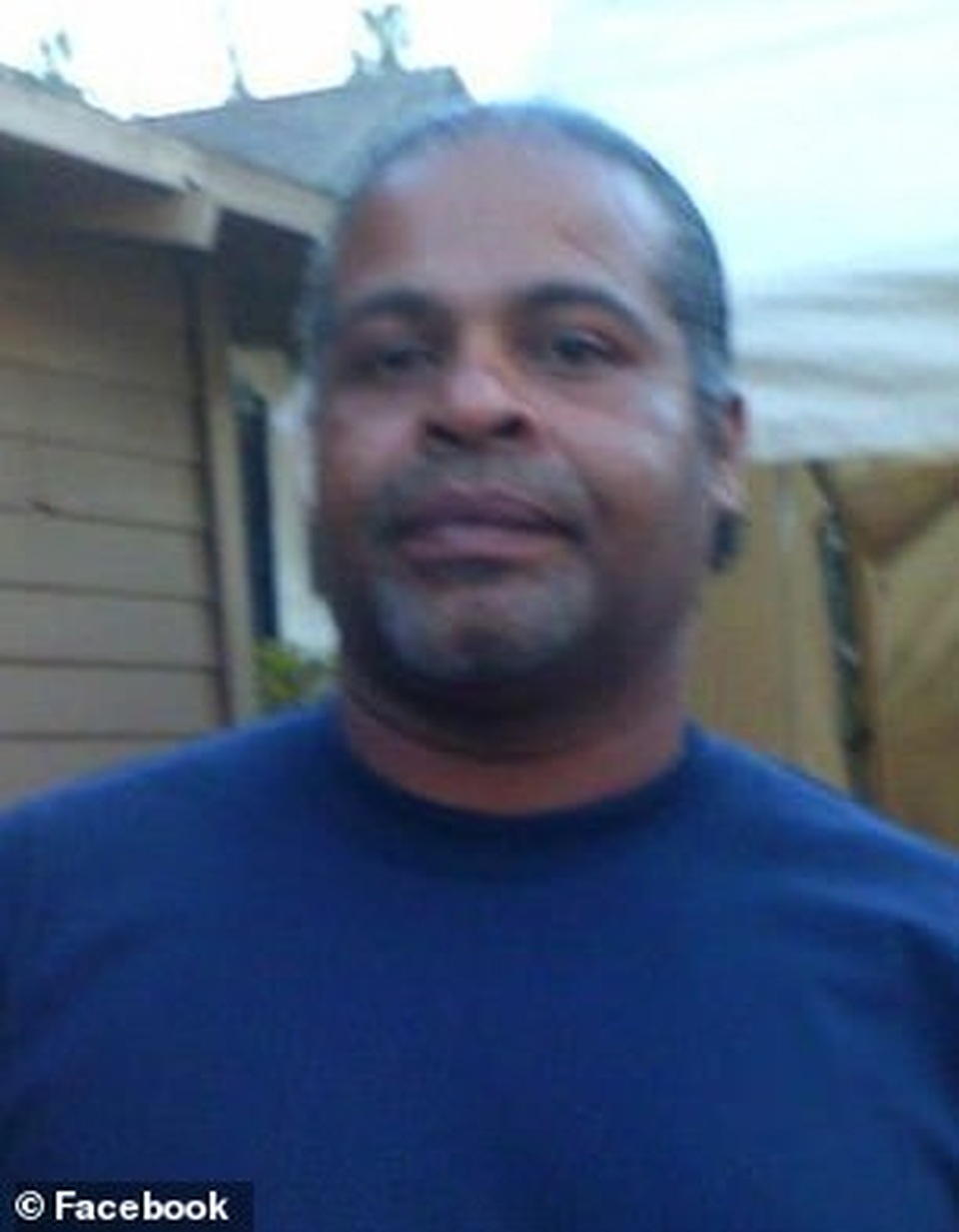 Phát hiện thi thể chôn 6 năm trong tường bốc mùi hôi thối - 1