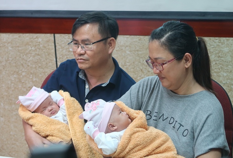 Cặp song sinh dính liền khoẻ khoắn ngày xuất viện - 4 Cặp song sinh dính liền khoẻ khoắn ngày xuất viện - 4