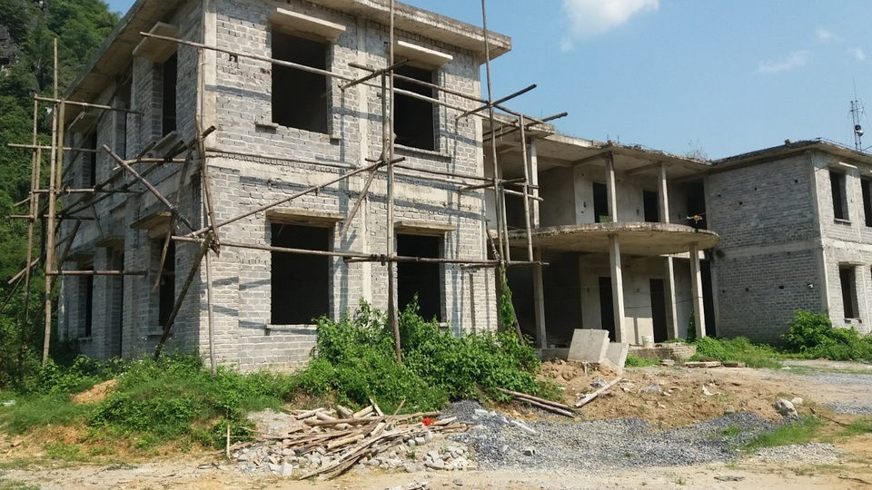 Công sở tiền tỷ xây dở dang, cán bộ chen nhau làm việc trong nhà xuống cấp - 3 Công sở tiền tỷ xây dở dang, cán bộ chen nhau làm việc trong nhà xuống cấp - 3