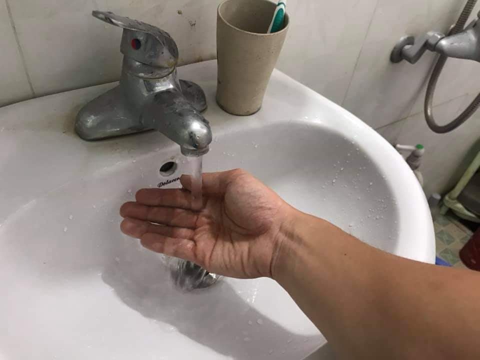 Hàng vạn hộ dân Hà Nội hoang mang vì nước sạch sông Đà bốc mùi lạ - 2 Hàng vạn hộ dân Hà Nội hoang mang vì nước sạch sông Đà bốc mùi lạ - 2