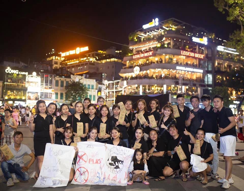 Nữ nghệ sĩ nối mi mừng ngày sinh nhật của mình với hành động… gom - 1 Nữ nghệ sĩ nối mi mừng ngày sinh nhật của mình với hành động… gom - 1