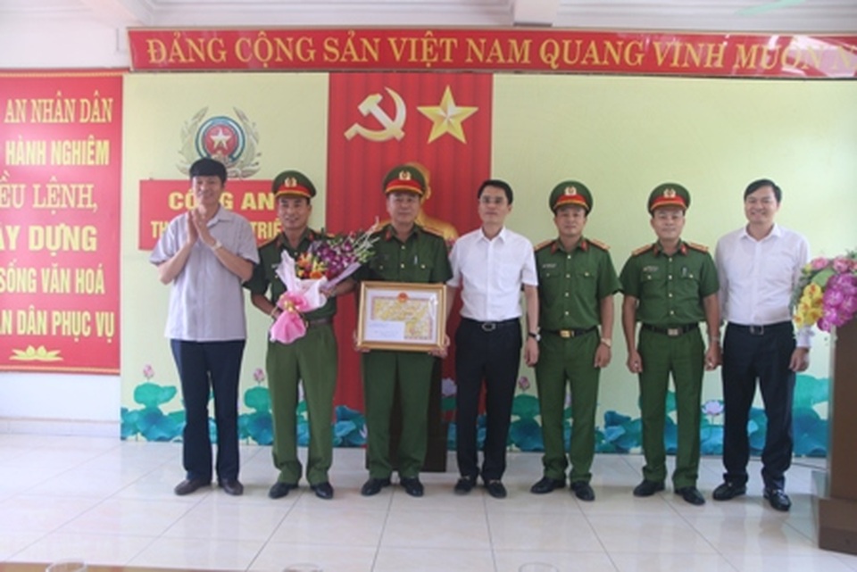 Khen thưởng công dân trong vụ truy bắt nghi can mang súng cướp tiệm vàng - 1