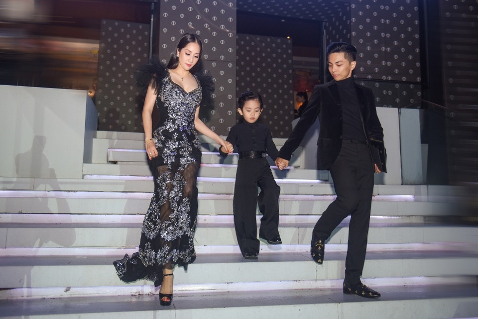 Khánh Thi luôn muốn là “số 1” trong mắt “chồng trẻ” Phan Hiển - 5 Khánh Thi luôn muốn là “số 1” trong mắt “chồng trẻ” Phan Hiển - 5
