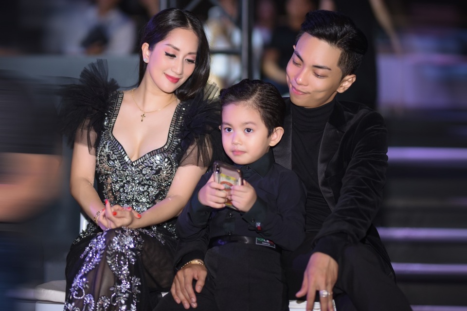 Khánh Thi luôn muốn là “số 1” trong mắt “chồng trẻ” Phan Hiển - 6 Khánh Thi luôn muốn là “số 1” trong mắt “chồng trẻ” Phan Hiển - 6
