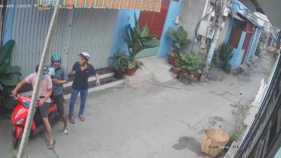 Bắt 3 thanh niên giật túi nhựa bên trong có giấy báo tử - 1 Bắt 3 thanh niên giật túi nhựa bên trong có giấy báo tử - 1