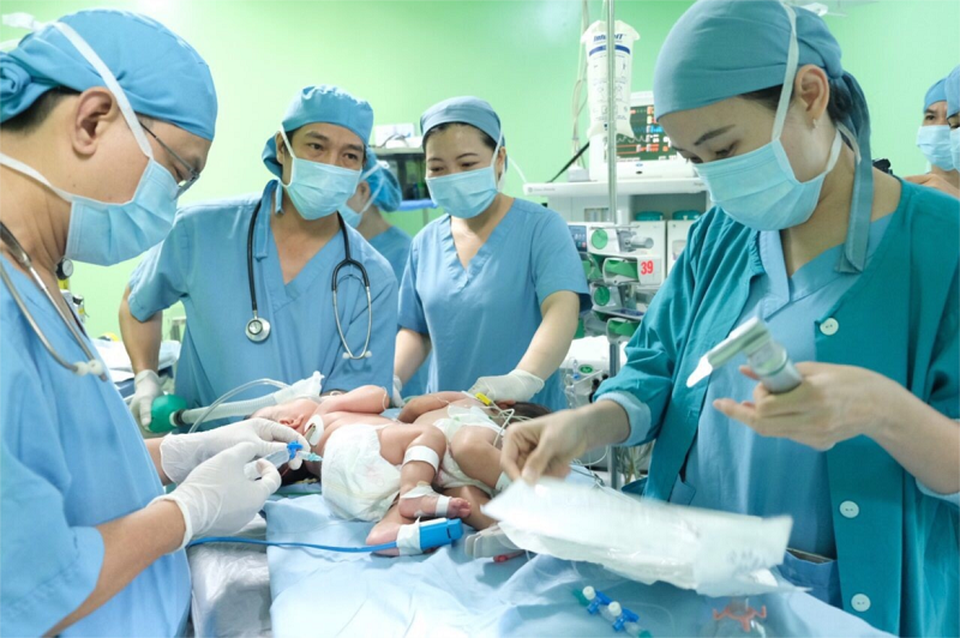 Cặp song sinh dính liền khoẻ khoắn ngày xuất viện - 1 Cặp song sinh dính liền khoẻ khoắn ngày xuất viện - 1
