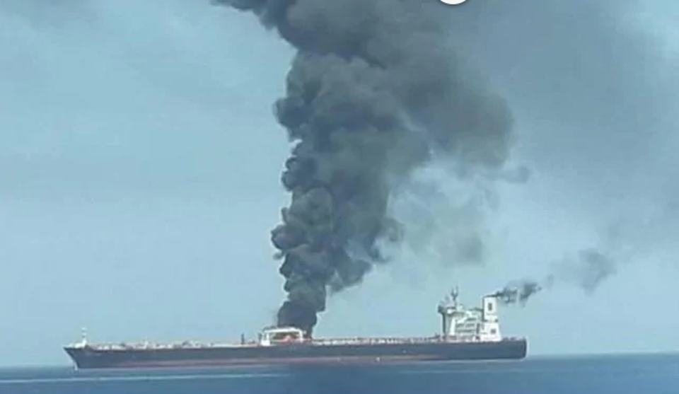 Tàu chở dầu Iran trúng hai tên lửa, bốc cháy trên biển - 1 Tàu chở dầu Iran trúng hai tên lửa, bốc cháy trên biển - 1