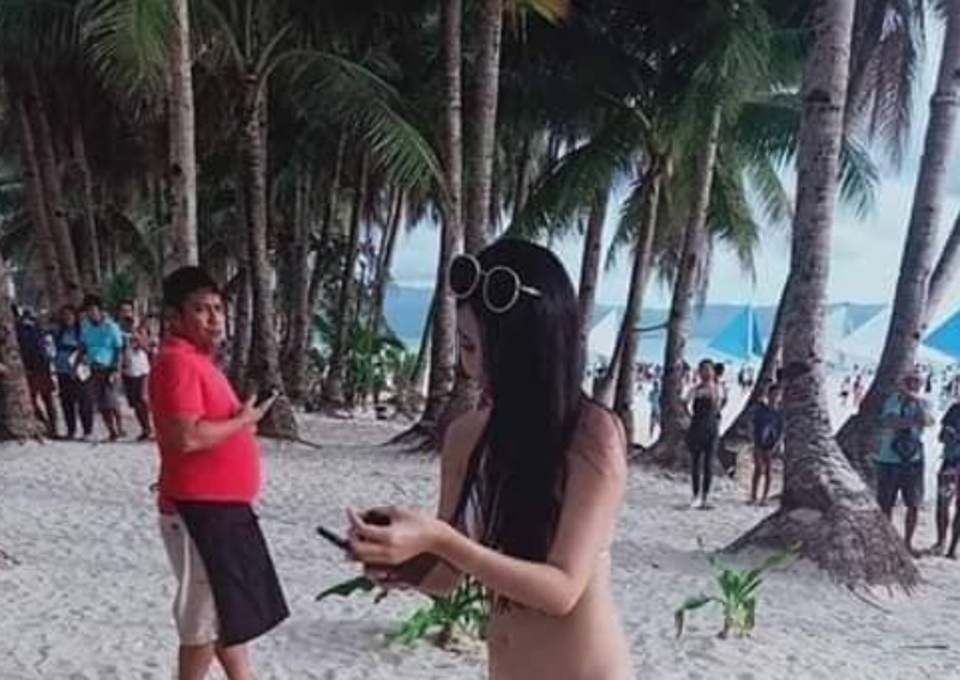 Sốc: Nữ du khách mặc bikini mảnh như sợi dây - 2 Sốc: Nữ du khách mặc bikini mảnh như sợi dây - 2