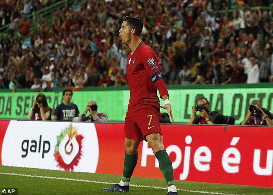 C.Ronaldo ghi bàn thứ 699 trong sự nghiệp, Bồ Đào Nha đại thắng - 3 C.Ronaldo ghi bàn thứ 699 trong sự nghiệp, Bồ Đào Nha đại thắng - 3