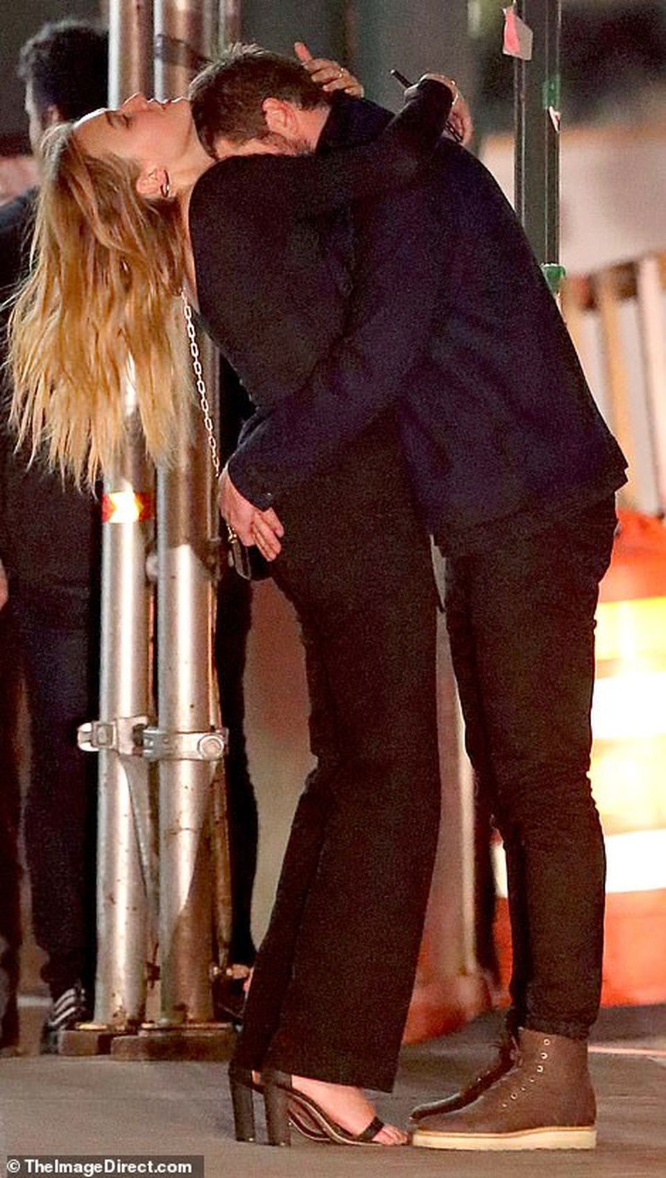 Liam Hemsworth đã có bạn gái mới - 2 Liam Hemsworth đã có bạn gái mới - 2
