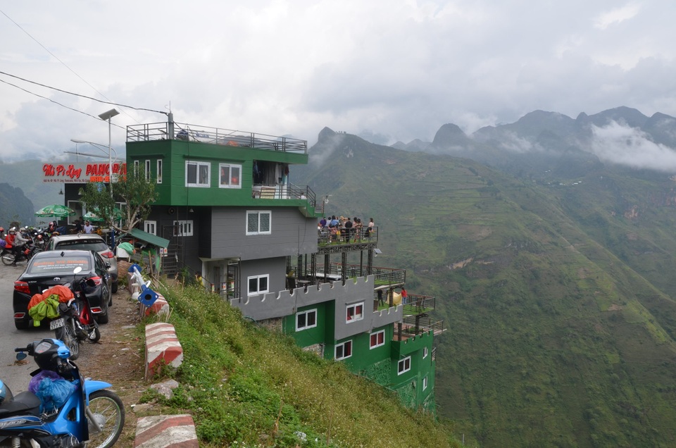 Cận cảnh Mã Pì Lèng Panorama “khoác áo” màu xanh trước khi bị tháo dỡ - 7 Cận cảnh Mã Pì Lèng Panorama “khoác áo” màu xanh trước khi bị tháo dỡ - 7