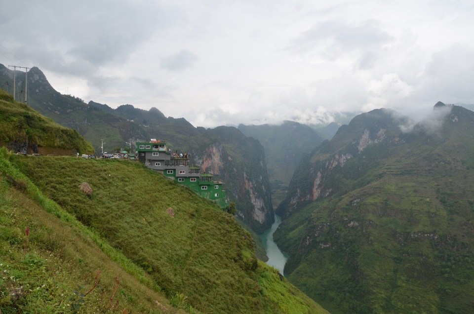 Cận cảnh Mã Pì Lèng Panorama “khoác áo” màu xanh trước khi bị tháo dỡ - 8 Cận cảnh Mã Pì Lèng Panorama “khoác áo” màu xanh trước khi bị tháo dỡ - 8