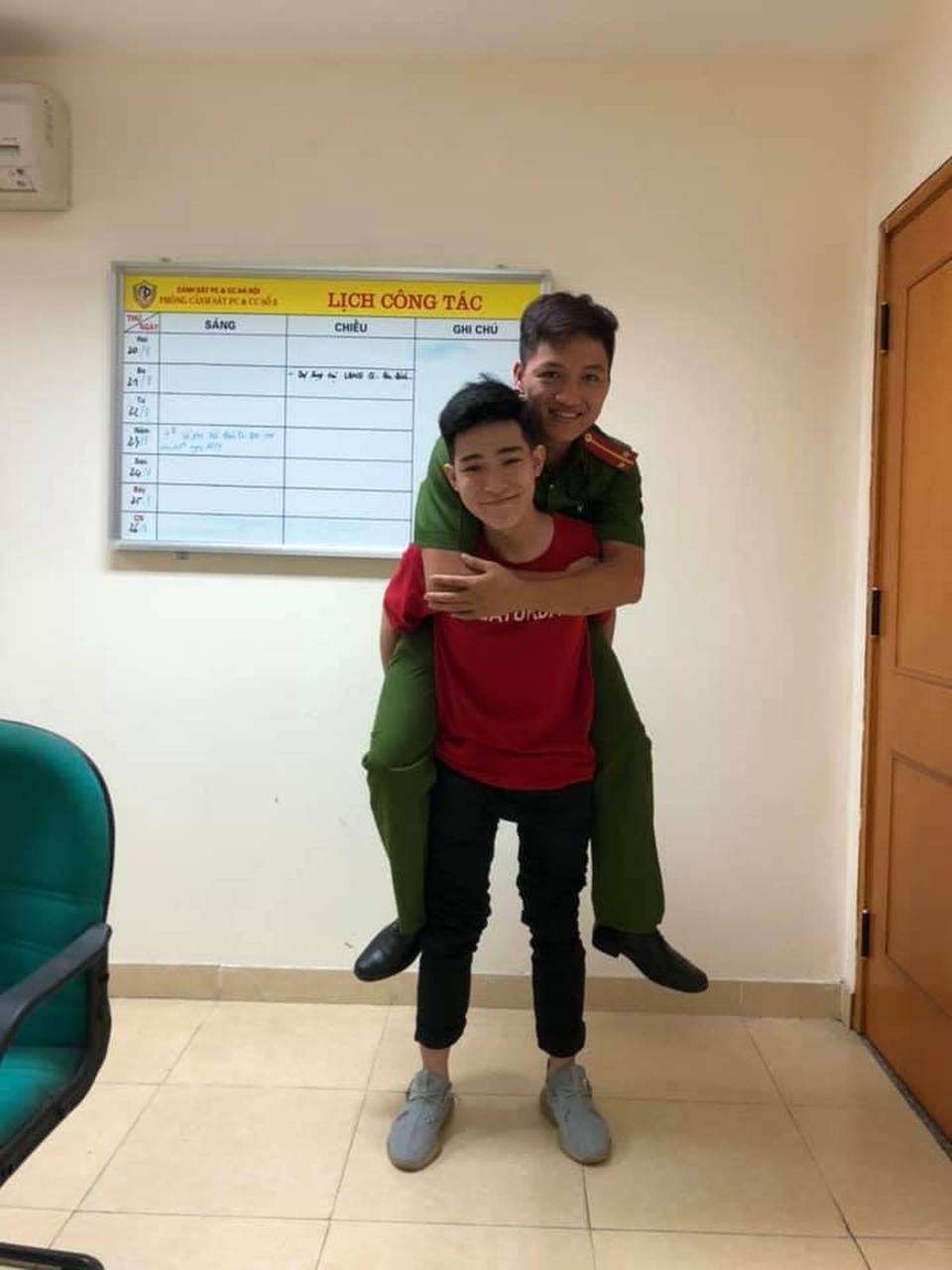 Được cứu sống trong đám cháy, chàng trai cõng chiến sỹ từng... cõng mình - 3 Được cứu sống trong đám cháy, chàng trai cõng chiến sỹ từng... cõng mình - 3
