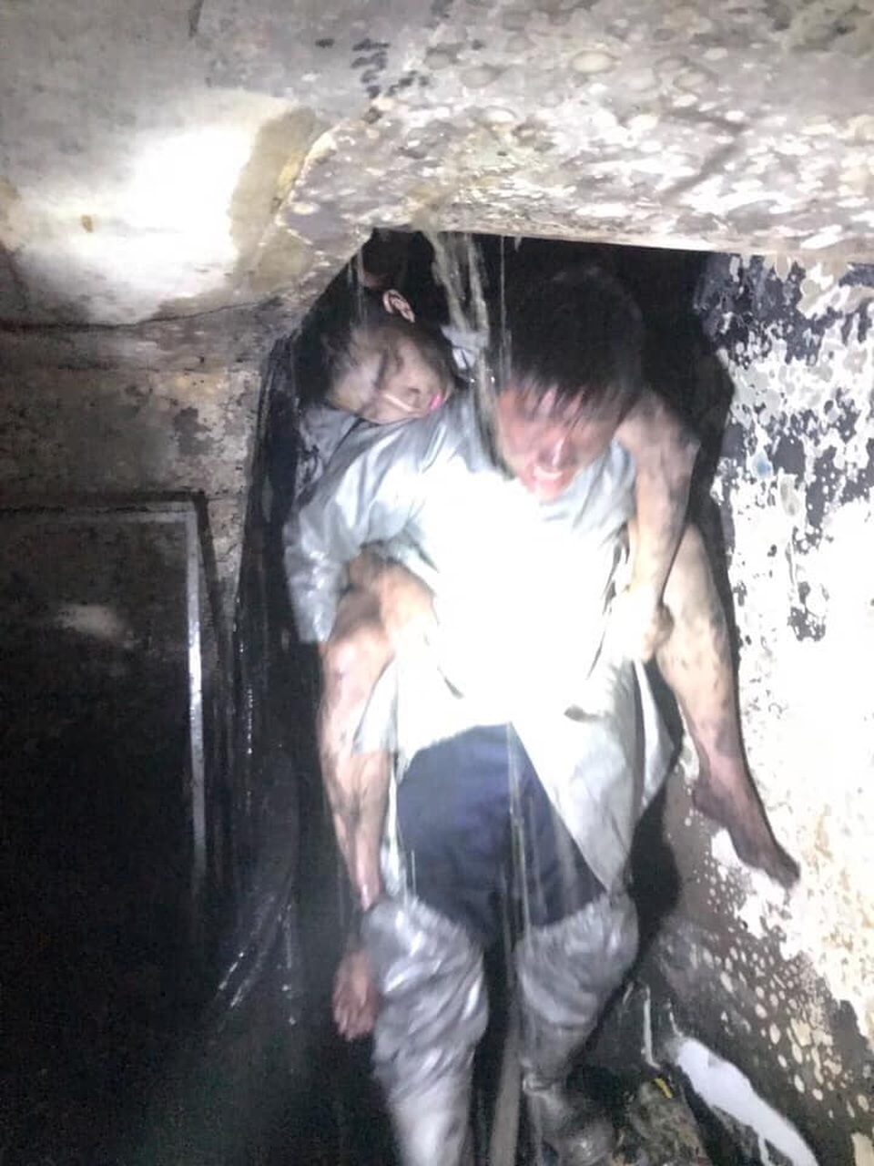 Được cứu sống trong đám cháy, chàng trai cõng chiến sỹ từng... cõng mình - 2 Được cứu sống trong đám cháy, chàng trai cõng chiến sỹ từng... cõng mình - 2