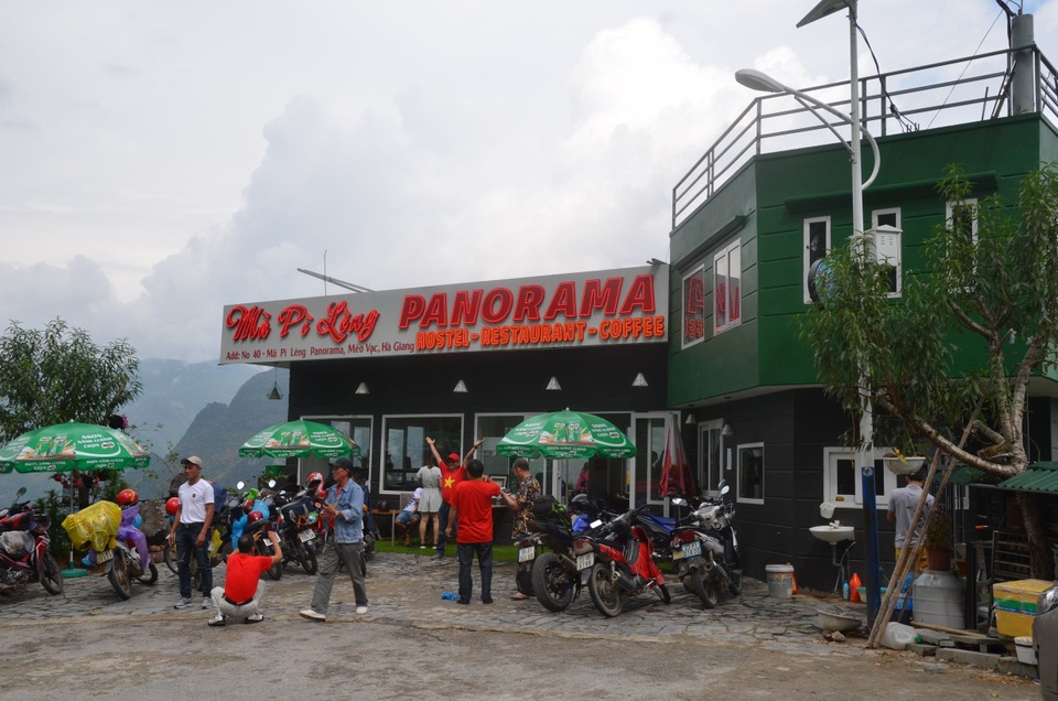 Cận cảnh Mã Pì Lèng Panorama “khoác áo” màu xanh trước khi bị tháo dỡ - 9 Cận cảnh Mã Pì Lèng Panorama “khoác áo” màu xanh trước khi bị tháo dỡ - 9