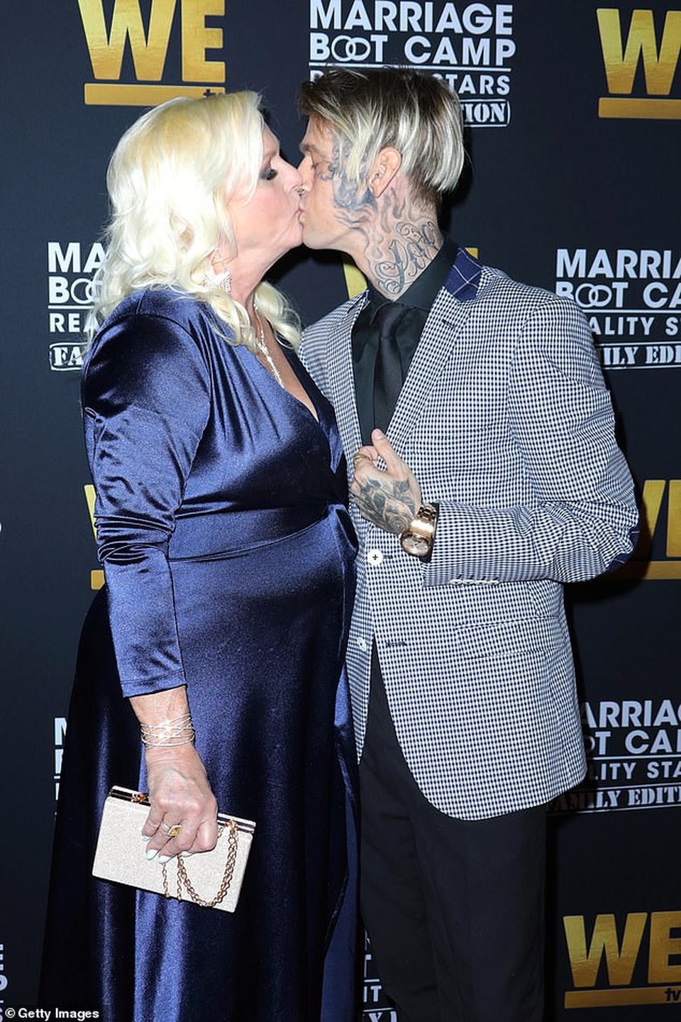 Aaron Carter gây tranh cãi khi hôn môi mẹ - 1 Aaron Carter gây tranh cãi khi hôn môi mẹ - 1