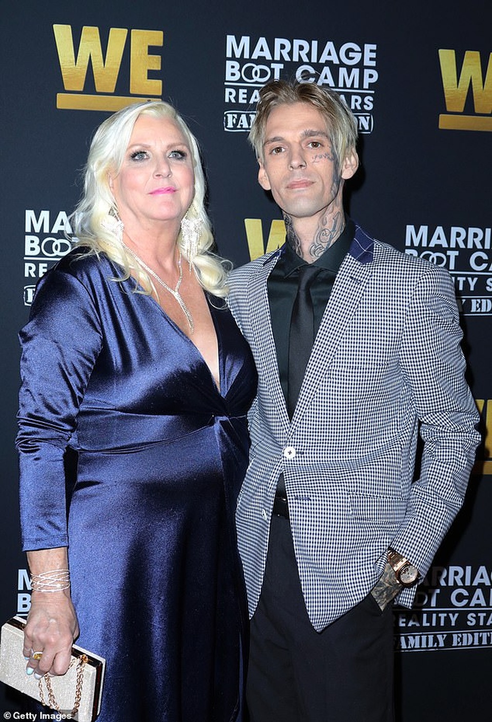 Aaron Carter gây tranh cãi khi hôn môi mẹ - 3 Aaron Carter gây tranh cãi khi hôn môi mẹ - 3