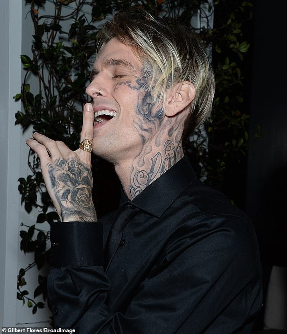 Aaron Carter gây tranh cãi khi hôn môi mẹ - 4 Aaron Carter gây tranh cãi khi hôn môi mẹ - 4