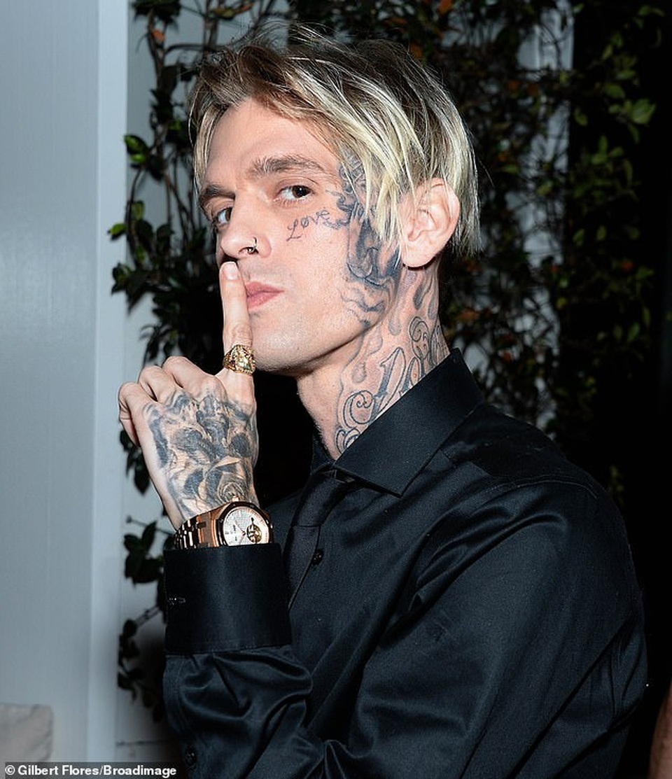 Aaron Carter gây tranh cãi khi hôn môi mẹ - 7 Aaron Carter gây tranh cãi khi hôn môi mẹ - 7