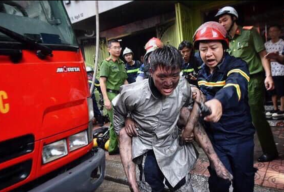 Được cứu sống trong đám cháy, chàng trai cõng chiến sỹ từng... cõng mình - 1 Được cứu sống trong đám cháy, chàng trai cõng chiến sỹ từng... cõng mình - 1