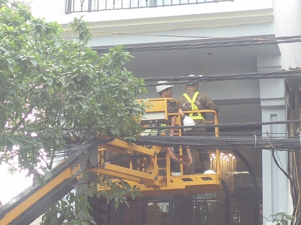 Thực hư thông tin công nhân cây xanh dùng xe chuyên dụng thay bóng đèn cho khách sạn - 2 Thực hư thông tin công nhân cây xanh dùng xe chuyên dụng thay bóng đèn cho khách sạn - 2
