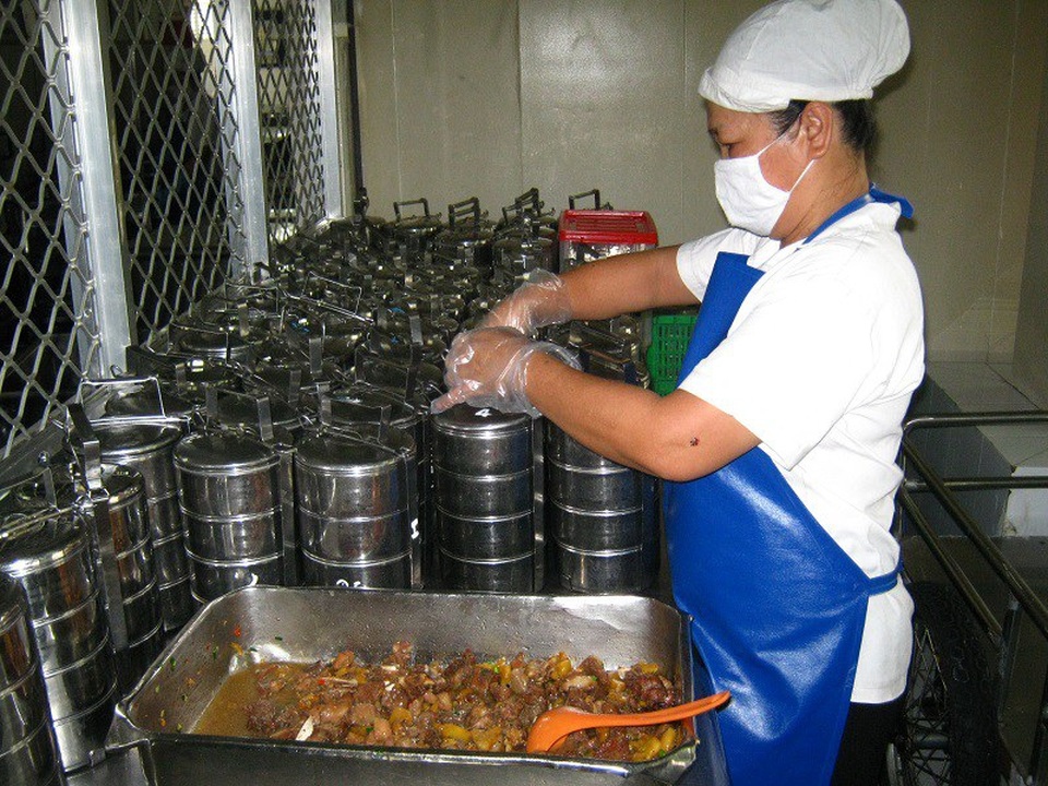 Chua chát suất ăn công nhân dưới 15.000 đồng - 1 Chua chát suất ăn công nhân dưới 15.000 đồng - 1