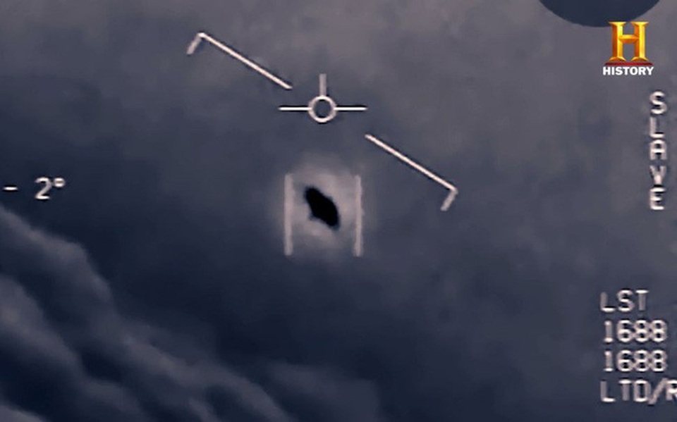 Cựu phi công Hải quân Mỹ tiết lộ về UFO trồi lên từ dưới biển - 1 Cựu phi công Hải quân Mỹ tiết lộ về UFO trồi lên từ dưới biển - 1