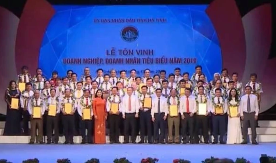 Hà Tĩnh vinh danh 53 doanh nghiệp, doanh nhân tiêu biểu - 2 Hà Tĩnh vinh danh 53 doanh nghiệp, doanh nhân tiêu biểu - 2