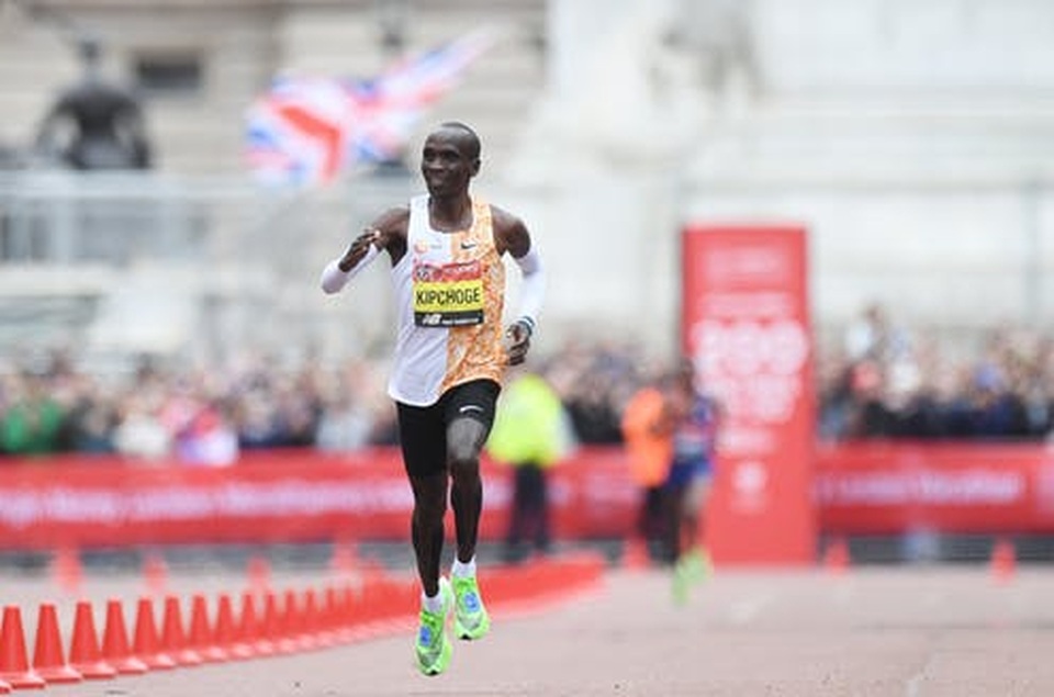 Kipchoge lập kỷ lục mới ở đường chạy Marathon Sub2 - 1 Kipchoge lập kỷ lục mới ở đường chạy Marathon Sub2 - 1