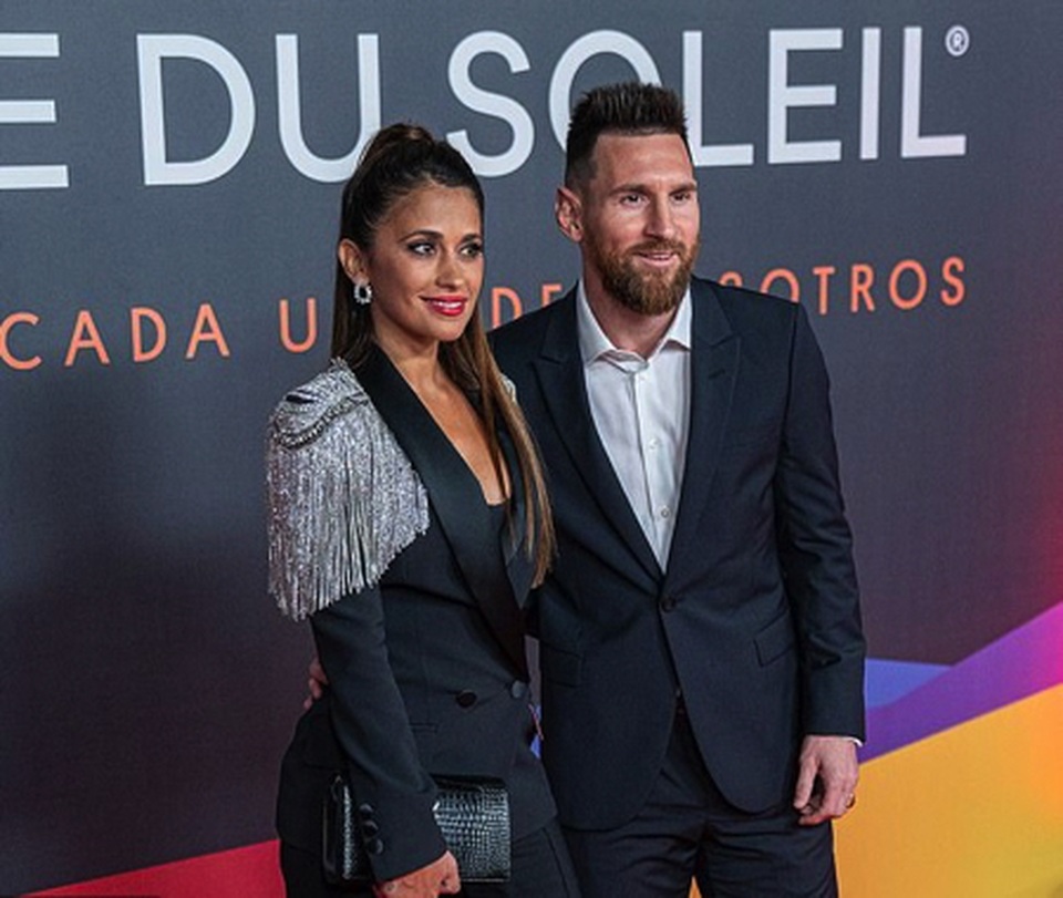 Messi “tay trong tay” cùng bà xã ra mắt show diễn cuộc đời - 2 Messi “tay trong tay” cùng bà xã ra mắt show diễn cuộc đời - 2