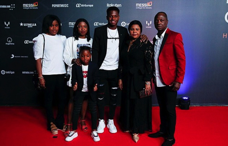 Messi “tay trong tay” cùng bà xã ra mắt show diễn cuộc đời - 3 Messi “tay trong tay” cùng bà xã ra mắt show diễn cuộc đời - 3