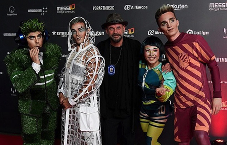 Messi “tay trong tay” cùng bà xã ra mắt show diễn cuộc đời - 4 Messi “tay trong tay” cùng bà xã ra mắt show diễn cuộc đời - 4