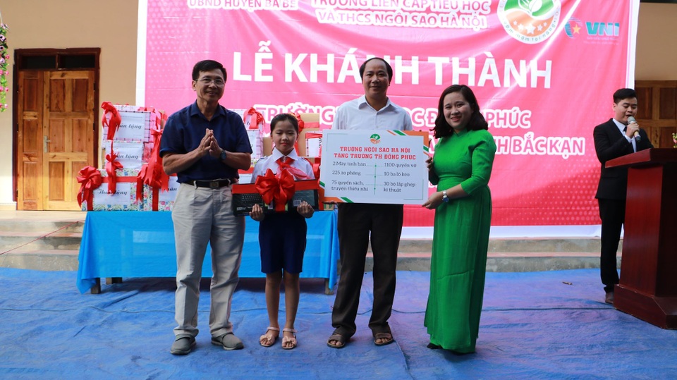 Hà Nội: Thầy trò và phụ huynh đóng góp 1,6 tỷ đồng xây trường vùng cao - 4 Hà Nội: Thầy trò và phụ huynh đóng góp 1,6 tỷ đồng xây trường vùng cao - 4
