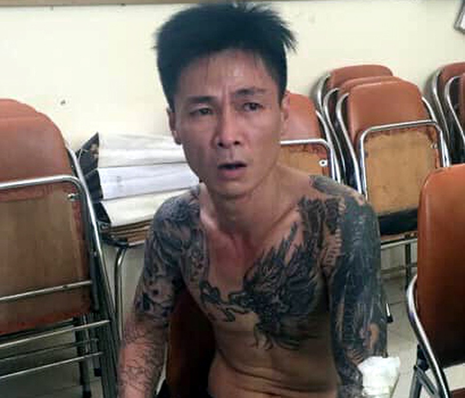 Hà Nội: Gã trai mang can xăng về nhà dọa bố mẹ - 1 Hà Nội: Gã trai mang can xăng về nhà dọa bố mẹ - 1