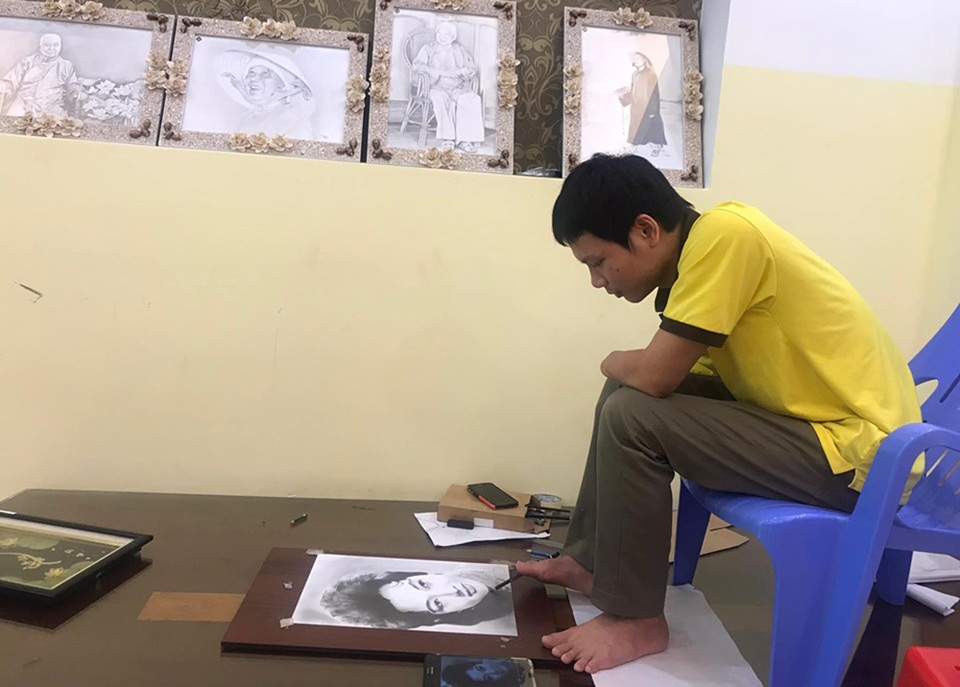 Kinh ngạc chân dung nghệ sĩ được vẽ... bằng chân của chàng trai 8X - 2
