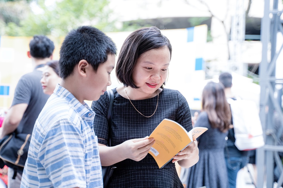 Lời thì thầm của thế hệ 10x qua cuốn sách tự viết bằng tiếng Anh - 2 Lời thì thầm của thế hệ 10x qua cuốn sách tự viết bằng tiếng Anh - 2