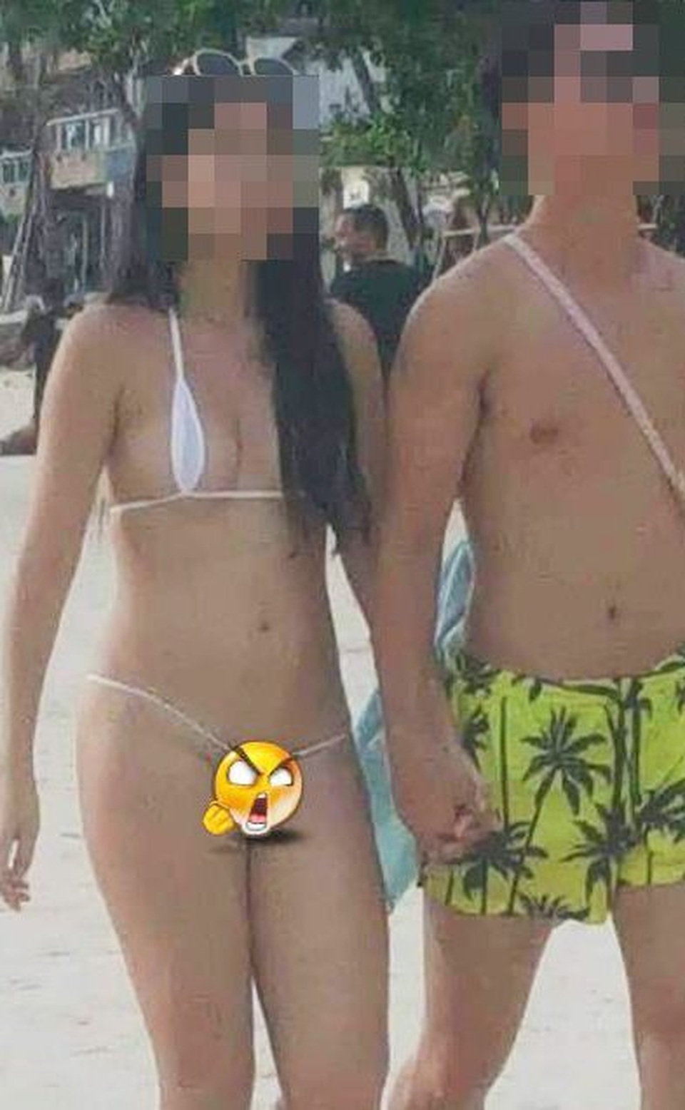Sốc: Nữ du khách mặc bikini mảnh như sợi dây - 1 Sốc: Nữ du khách mặc bikini mảnh như sợi dây - 1