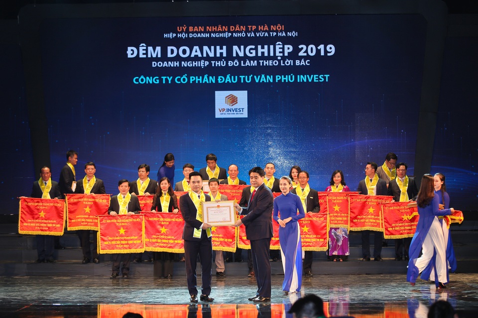 Văn Phú - Invest được tôn vinh tại Đêm doanh nghiệp 2019 - 1 Văn Phú - Invest được tôn vinh tại Đêm doanh nghiệp 2019 - 1