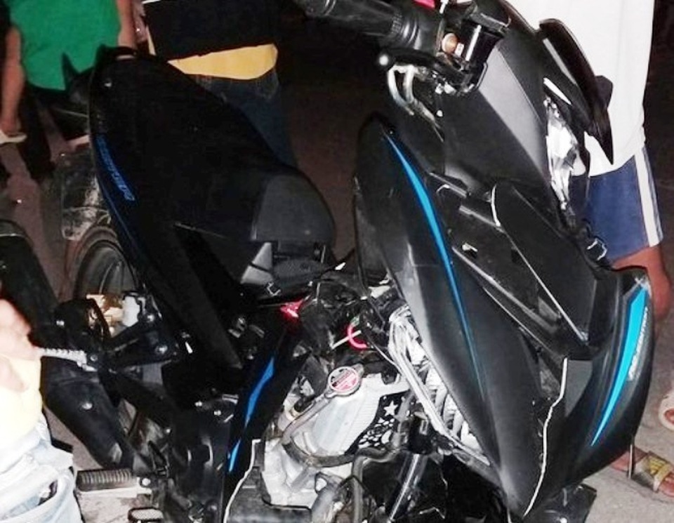 Xế hộp hạng sang đâm đuôi xe buýt, hàng chục hành khách hoảng loạn - 2 Xế hộp hạng sang đâm đuôi xe buýt, hàng chục hành khách hoảng loạn - 2