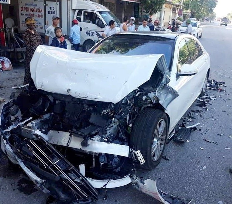 Xế hộp hạng sang đâm đuôi xe buýt, hàng chục hành khách hoảng loạn - 1 Xế hộp hạng sang đâm đuôi xe buýt, hàng chục hành khách hoảng loạn - 1