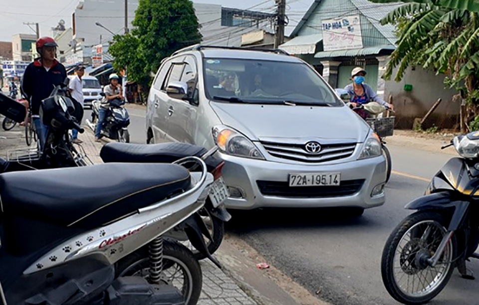Cảnh sát hình sự bắn thủng lốp ô tô, trấn áp nhóm côn đồ manh động - 1 Cảnh sát hình sự bắn thủng lốp ô tô, trấn áp nhóm côn đồ manh động - 1