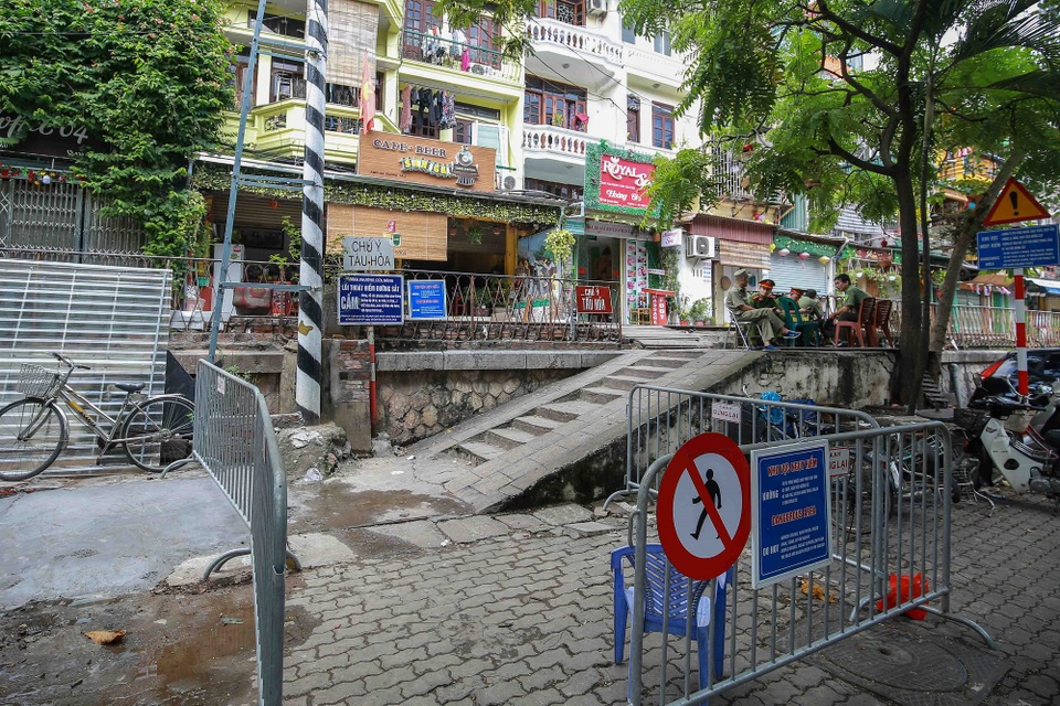 Khách Tây buồn thiu, tiếc nuối nhìn phố đường tàu sau rào chắn - 2 Khách Tây buồn thiu, tiếc nuối nhìn phố đường tàu sau rào chắn - 2