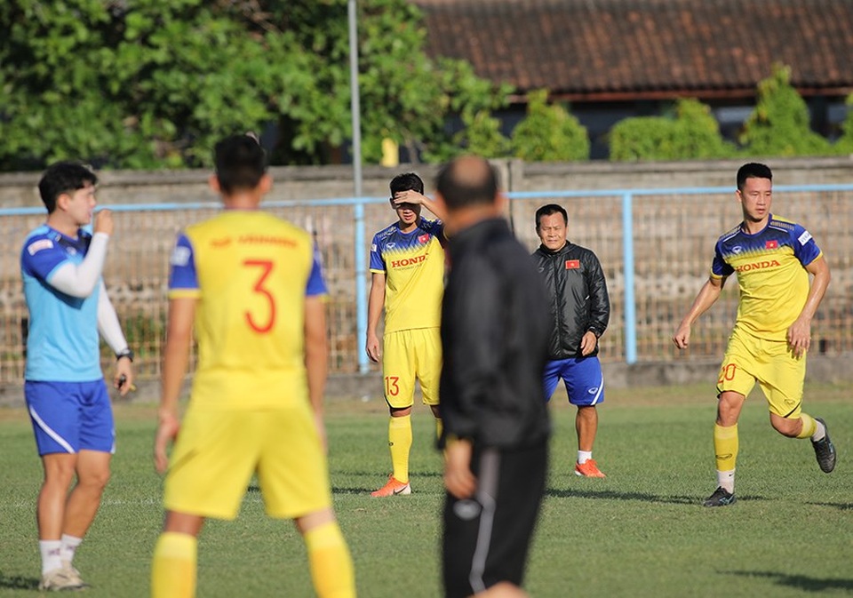 Tuấn Anh tập cùng bác sỹ Choi, HLV Park Hang Seo đăm chiêu - 9 Tuấn Anh tập cùng bác sỹ Choi, HLV Park Hang Seo đăm chiêu - 9
