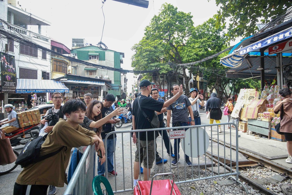 Khách Tây buồn thiu, tiếc nuối nhìn phố đường tàu sau rào chắn - 7 Khách Tây buồn thiu, tiếc nuối nhìn phố đường tàu sau rào chắn - 7