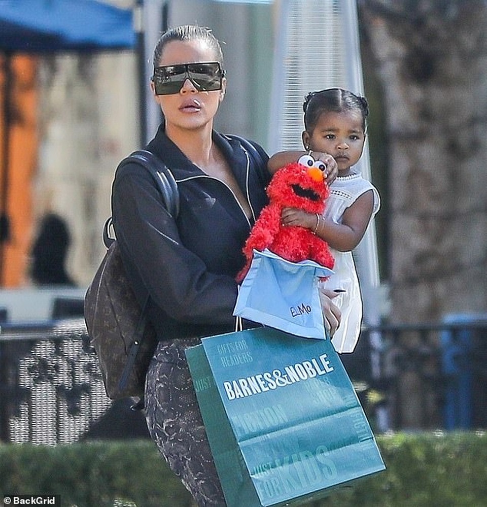 Khloe Kardashian đưa con gái cưng ra phố - 3 Khloe Kardashian đưa con gái cưng ra phố - 3